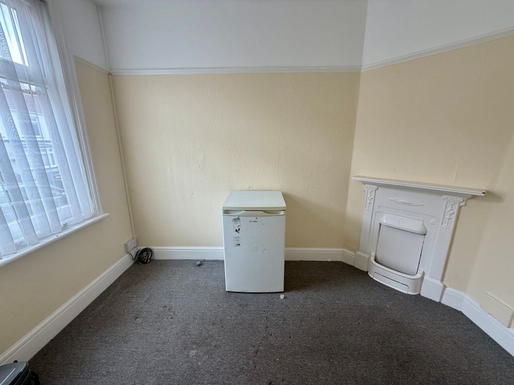 Lot: 146 - FREEHOLD PROPERTY ARRANGED AS TWO FLATS - Flat two lobby